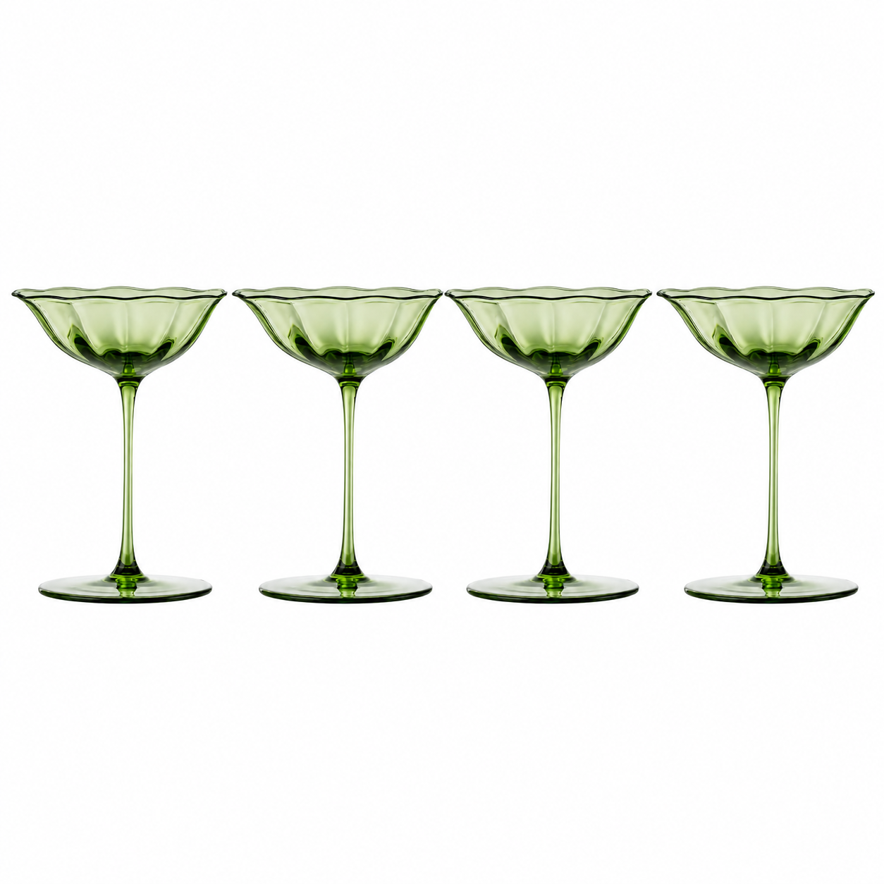 Fyra gröna champagneglas med vintagekant och vågig kupa på vit bakgrund.