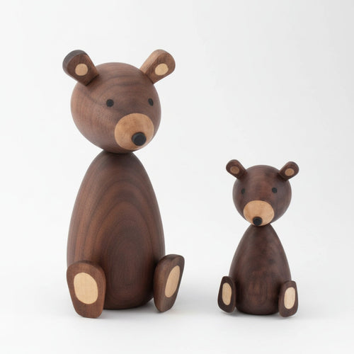 Handsnidad Björn i Valnöt & Bok – Nordisk Inredningsdetalj