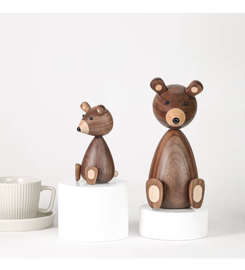 Handsnidad Björn i Valnöt & Bok – Nordisk Inredningsdetalj